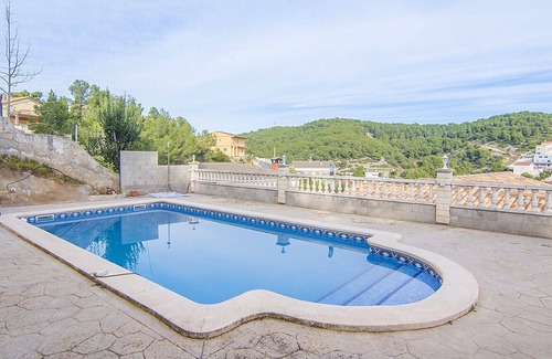 Castellet i la Gornal Villa | R83 Holiday house for 10 people between beach and mountains