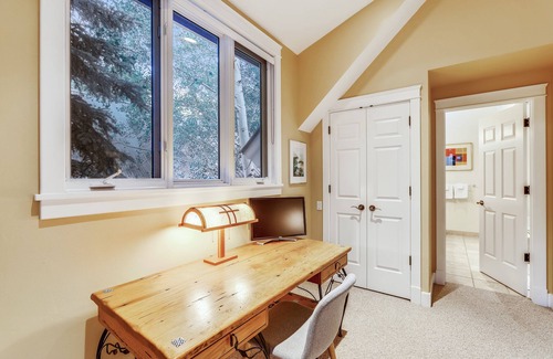 Telluride House | Racers Roost - Gondola District ~ 3 Guest Suites-Fireplace-Private Hot Tub!