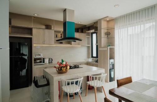 Bandung Villa | Radiance Hill View Villa 10 bedrooms with a private heated pool and billard