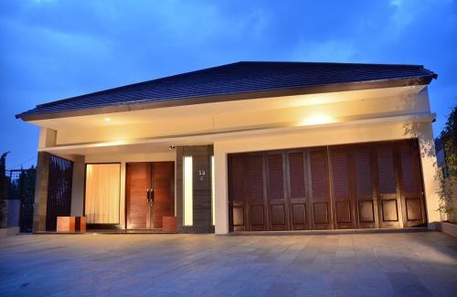 Bandung Villa | Radiance Hill View Villa 10 bedrooms with a private heated pool and billard