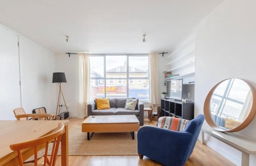 Finsbury Park Apartment | Radiant 3BD Flat with Terrace, Holloway