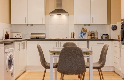 East Walworth Apartment | Radiant Relay: Stylish 1-Bed Flat with Balcony