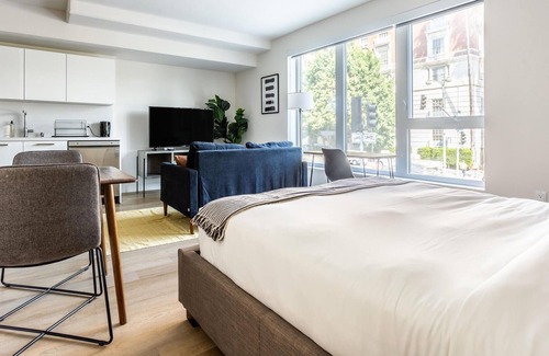 Westlake Apartment | Radiant Studio in Los Angeles with Rooftop Park