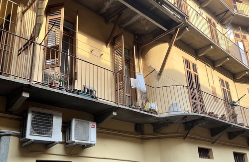 Asti Apartment | Railing house in the historic center of Asti