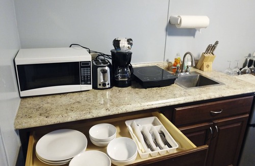 Hilo Apartment | Rainbow Hale, Unit 2—a delightful and convenient pet-friendly retreat.