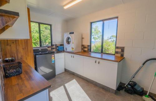 Dunwich House | Rainbow Retreat - Stunning Moreton Bay Views