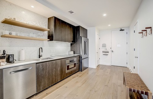 Rainey Street Historic District Condo | Rainey St. condo with balcony, rooftop pool, fitness center and coffee shop