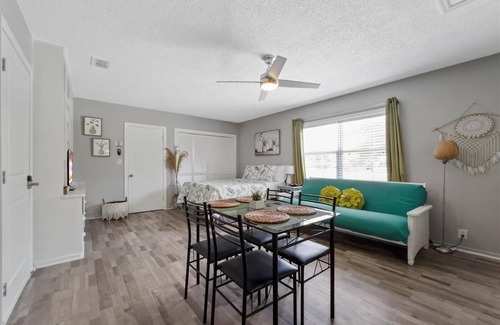 United Central Apartment | Rainforest apartment with shared Pool in brilliant St. Petersburg