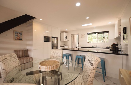 Moffat Beach Apartment | Raintrees Resort