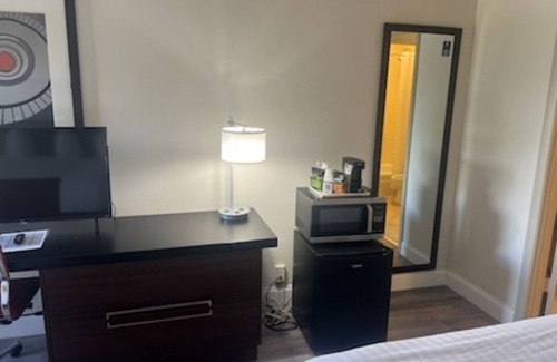 Whitfield Hotel | Ramada by Wyndham Sarasota Waterfront- Tikki Bar & Grill- Near Airport & Beaches