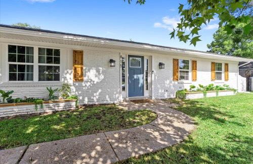 Gulfport House | Ranch Home Gem 5BR Home Sleeps 12 with Game Room