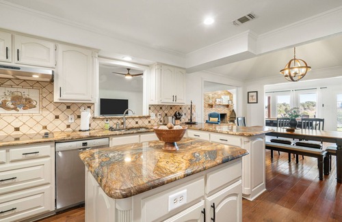 Granbury House | Ranch House with Private Pond and Horse Stalls