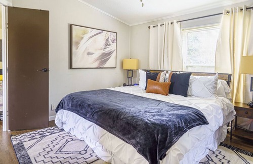 McKenna Apartment | Ranch Style*King Bed*Free Parking*Scenic*Relaxing
