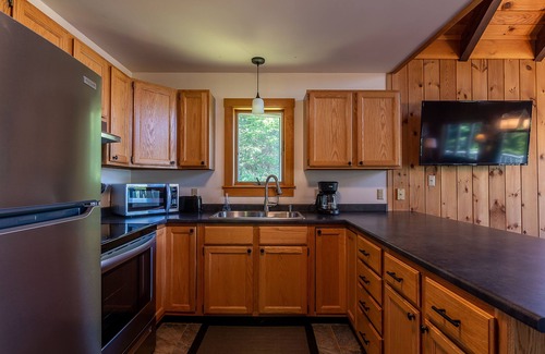 Rangeley Cabin | Rangeley 4-Season Retreat – Water and Sunset Views – Wood Stove – Game Room