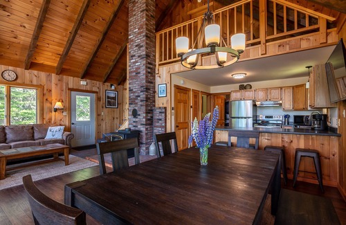 Rangeley Cabin | Rangeley 4-Season Retreat – Water and Sunset Views – Wood Stove – Game Room