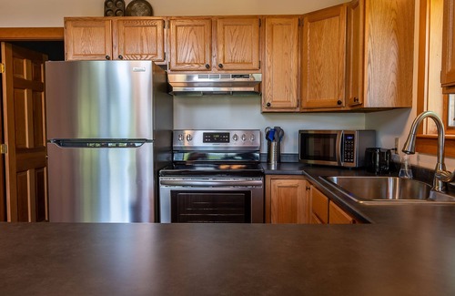 Rangeley Cabin | Rangeley 4-Season Retreat – Water and Sunset Views – Wood Stove – Game Room