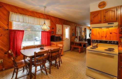 Rangeley House | 🐾Rangeley Manor 107 | Cute Pet Friendly Cabin with Shared Water Access on Rangeley Lake