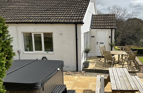 Pembrey Cottage | Raphael House - Welsh Sea View Cottage with Jacuzzi