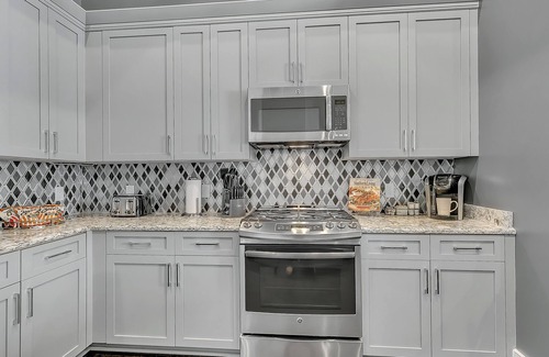 Central Business District Apartment | 📸 RARE! Experience NOLA NOT Found in a HOTEL! 2 Personal Balconies| 3 Beds+Queen Sleeper Sofa📸