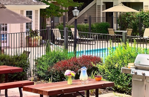 White Station House | Rare Find! 2 Classy Units, w/ Kitchen, Parking, Pets Allowed, Near Memphis Zoo!