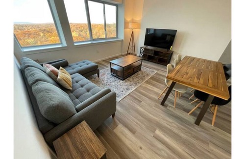 Fort Lee Apartment | Rare find 7 minutes from NYC Fort Lee private Apt