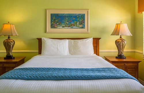 Delray Beach Resort | RARE FIND! Beach Front Resort at Gulf Stream Sleeps 2-4 with pool, hot tub, BBQ