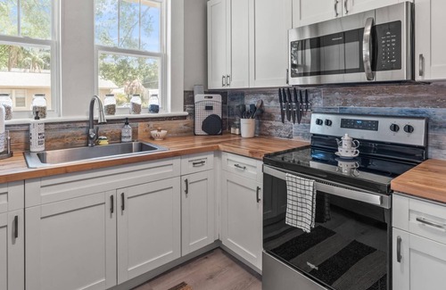 South Seminole Heights House | Rare Find! BeeKeeper's Inn - Beautifully Renovated 1929 Home on Brick Street |Walk to Breweries