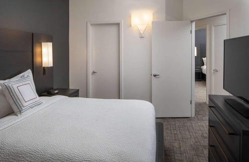 Arts/Warehouse District Resort | Rare Find! Stylish and Pet-friendly 2BR Suite, Private Kitchen, Free Breakfast!