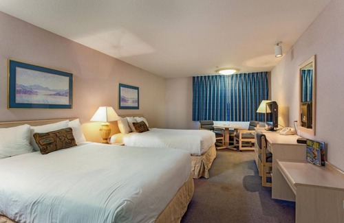 Warrenton Hotel | RARE FIND! TWO COMFY UNITS FOR 8, SAUNA, POOL