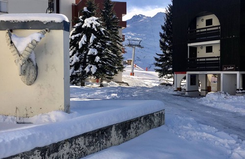 Les Menuires Apartment | Rare in Les Menuires, beautifully renovated 3-room apartment with ski-in ski-out