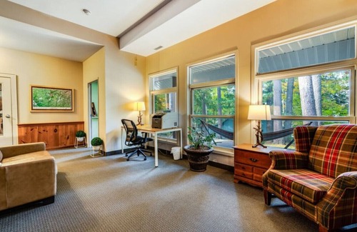 Dwight House | Rare Muskoka Chalet Suite - B8