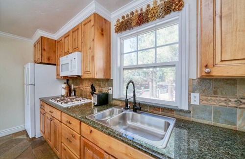 Lakeside Park Bed & Breakfast | Rare unit layout making it easy to share Tahoe with friends & family!