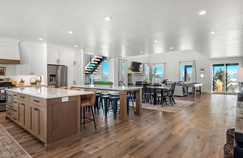 Garden City House | Raspberry Retreat ~ Private Hot Tub ~ Pet Friendly