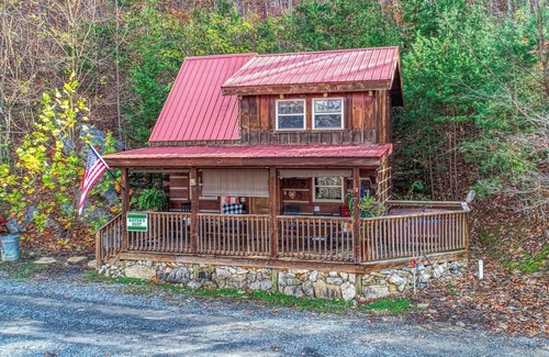 Newport Cabin | Raven's Nest: Serenity Awaits