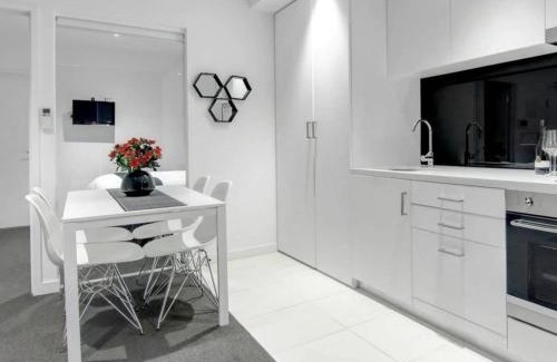 Melbourne Central Business District Apartment | ReadySet Apartments on Little Collins