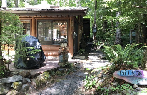 Paradise Estates Cabin | Real log cabin 1 bedroom & loft, full sz. appliances, wood stove, Clawfoot tub