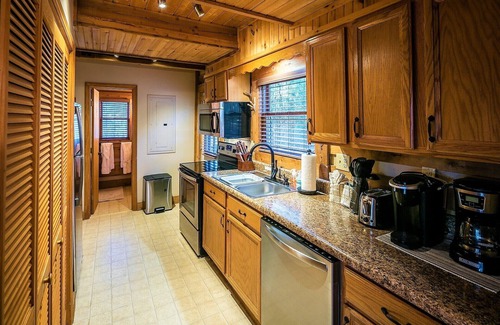 Fleetwood House | Real Log Cabin-Private Setting-Gated Community-Easy Access