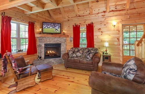 Cosby Cabin | REAL LOG CABIN - TROUT STREAM - 25 MIN TO GATLINBURG - 7 MIN TO NATIONAL PARK