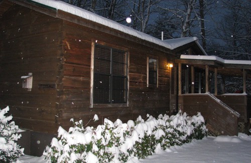 Altamont Cabin | Real Logs-1BR, queen & futon-sleeps 4. Riverside w/Hot Tub