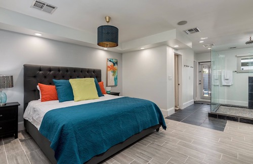 Southwest Village House | Recent remodel walk to Old Town w/ heated pool