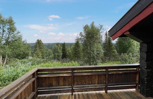 Nordre Land House | Recharge your batteries in this cozy log cabin near the Synna River.