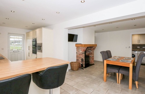 Alford Cottage | RED BRICK COTTAGE, pet friendly, character holiday cottage in Alford