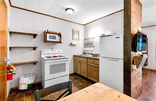 Jenkins Cabin | Red Cedar Cabin - Bring Your Boat, Enjoy The Swim Dock, Kayaks, Pool, and Views! | 5