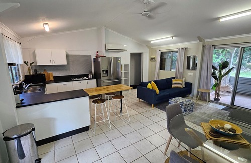 Dundee Beach House | Red Dog's Retreat and Pup with a pool, WiFi & ocean views, sleeps 6