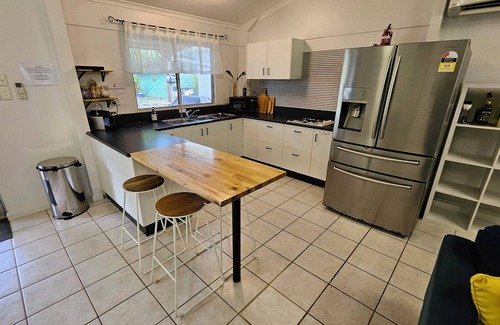 Dundee Beach House | Red Dog's Retreat and Pup with a pool, WiFi & ocean views, sleeps 6