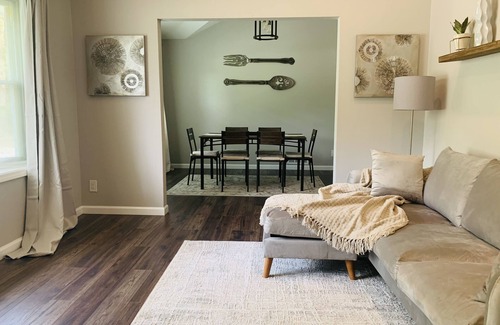 Clarkdale House | Red Door Retreat w/ample parking & outside space - Southern Comfort🍑.