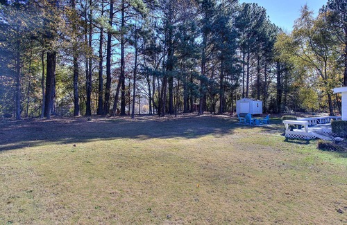 Snellville House | Red Door- Sleeps8- gameroom-firepit-serene backyard