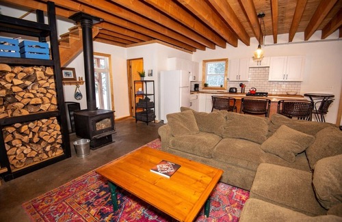 Grand Marais Cabin | RED FOX CABIN ON DEVIL TRACK LAKE IN GRAND MARAIS, MN! CHARMING & REFINED!
