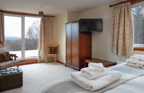 Boat of Garten Cottage | Red Fox Lodge - a lodge that sleeps 7 guests in 4 bedrooms