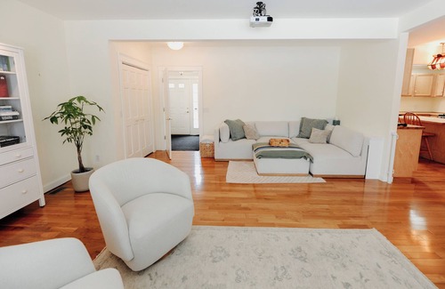 Northport House | Red House on the Corner – Walk to Beach, Marina & Dining. Family-Friendly Luxury